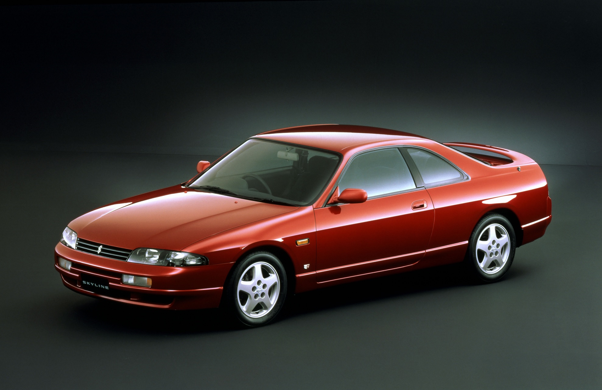 Nissan Skyline GTS25t Coupe vermelho de frente