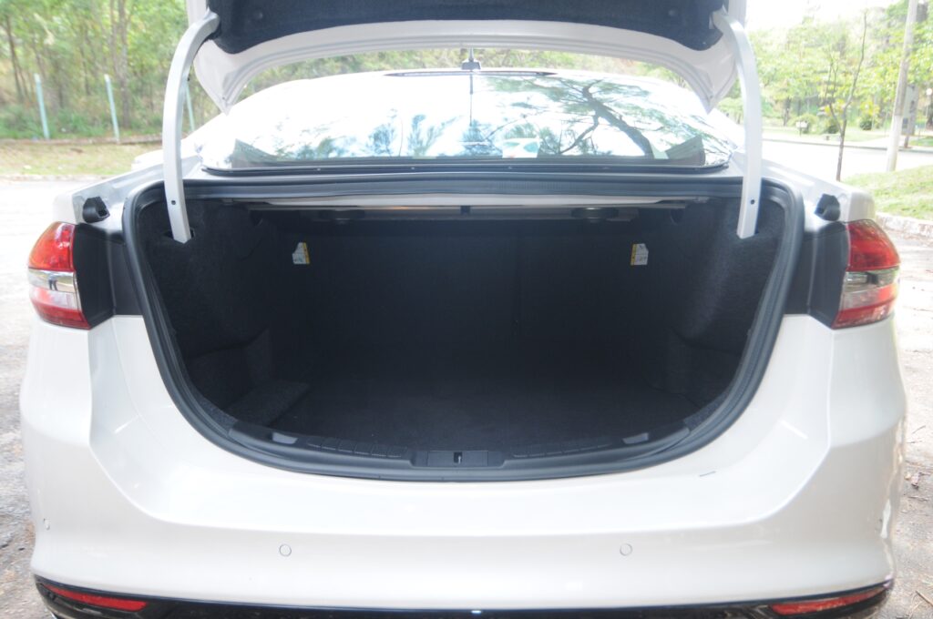 Ford Fusion Titanium 2.0 EcoBoost AWD sedan modelo 2015 2016 branco interior porta-malas