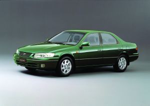 Toyota Camry modelo 1997 quarta geração verde de frente no estúdio