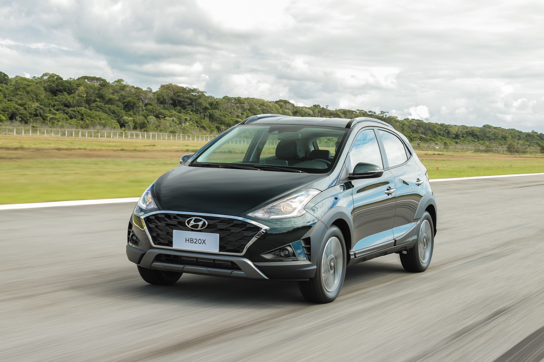 Hyundai HB20X preto 2020 de frente em movimento