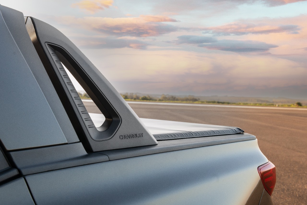 Nova Chevrolet Montana modelo 2023 detalhe da traseira suporte do santantônio na caçamba