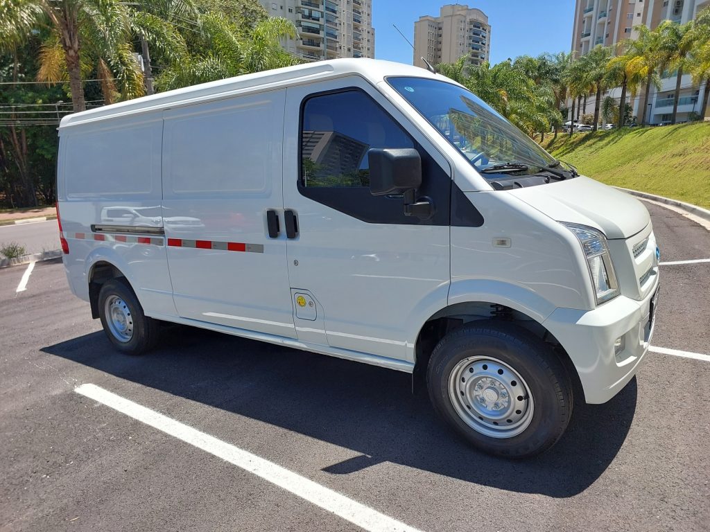 Comerciais leves da Seres Motors: EC35 de frente.