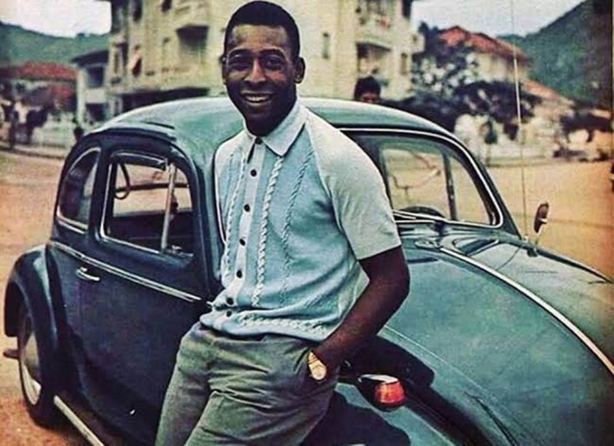 Pelé posa encostado no Fusca verde-musgo que ganhou em 1970 do então prefeito de São Paulo, Paulo Maluf