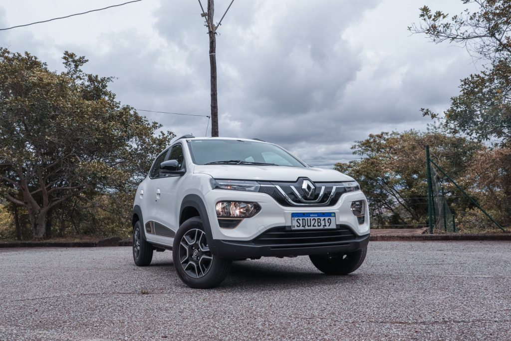 Renault Kwid elétrico (E-Tech) branco estacionado de frente.