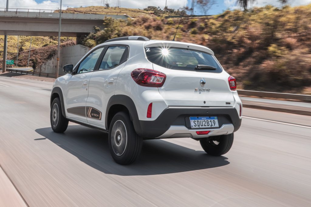 Renault Kwid elétrico (E-Tech) branco de traseira em moviemnto.