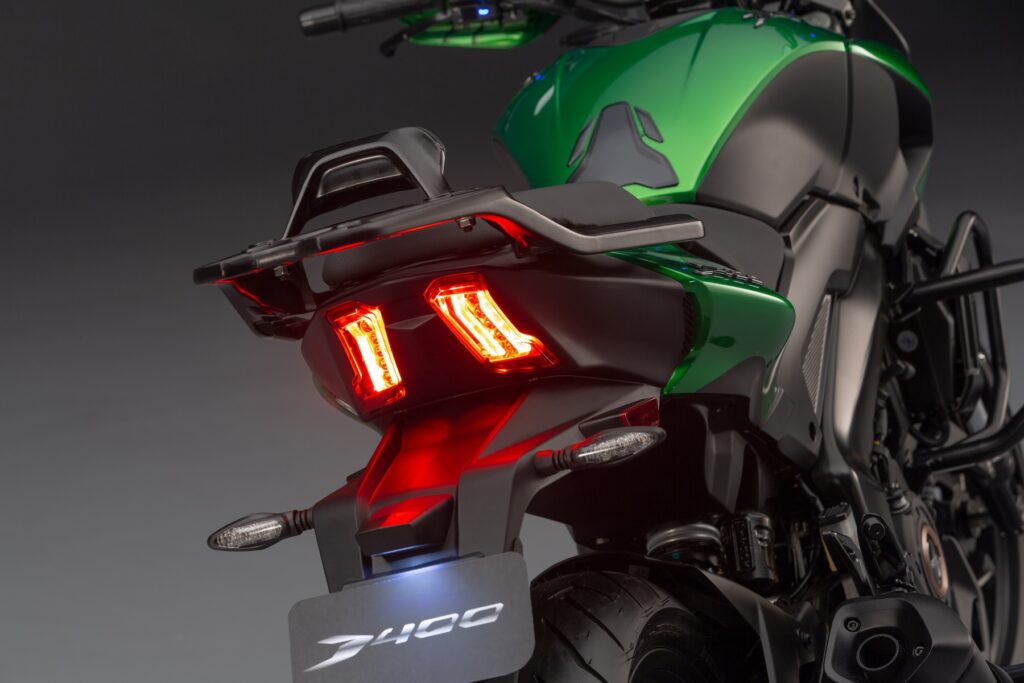 Bajaj Dominar 400 moto indiana verde de traseira detalhe lanterna no estúdio
