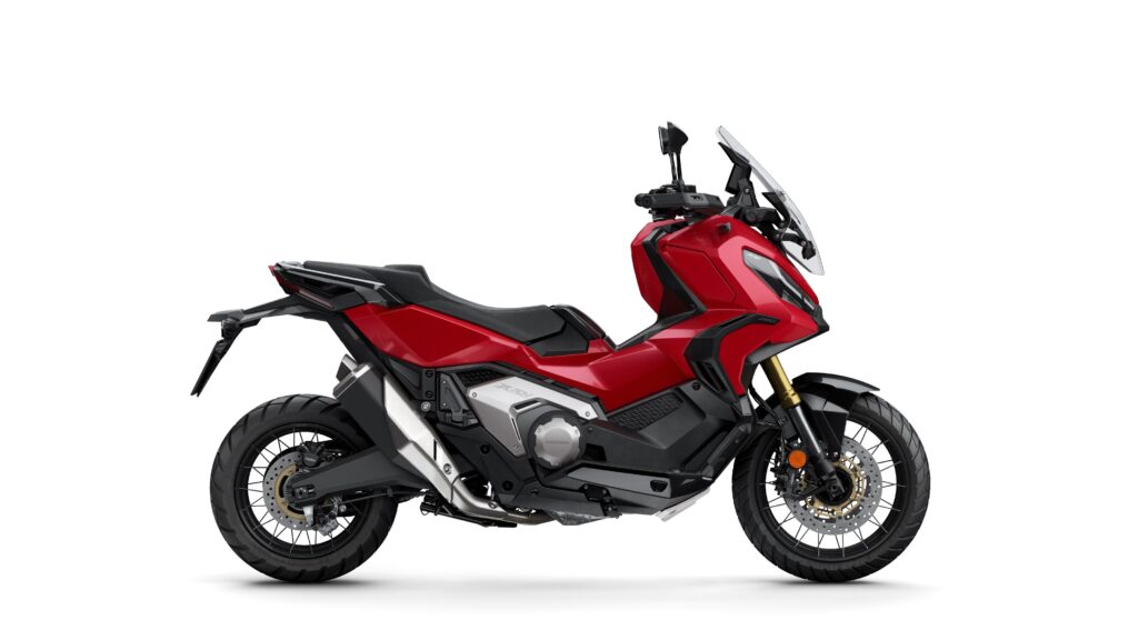 Scooter Honda X-ADV 2023 vermelha vista lateralmente.