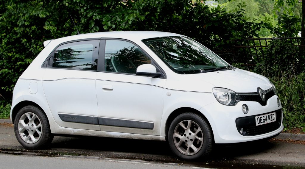 Renault Twingo 2014 branco estacionado; modelo está comemorando 30 anos.