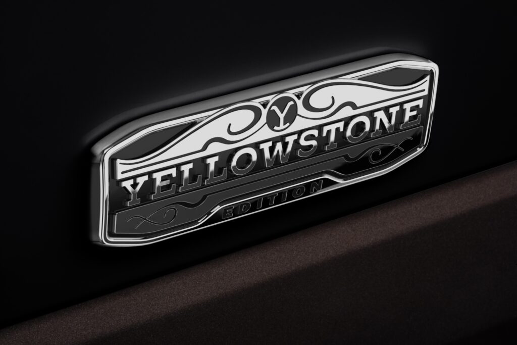 Emblema da picape Ram 3500 Yellowstone Edition baseado na série Yellowstone.