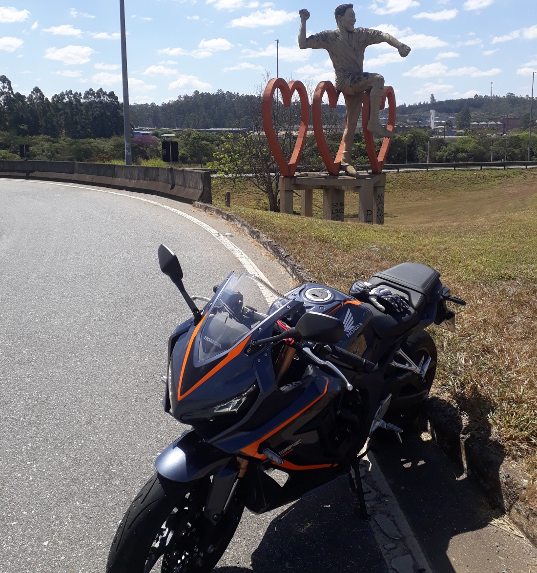 Estátua do Pelé na entrada de Três Corações MG e a moto