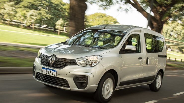 Renault Kangoo 2019 prata de frente em movimento