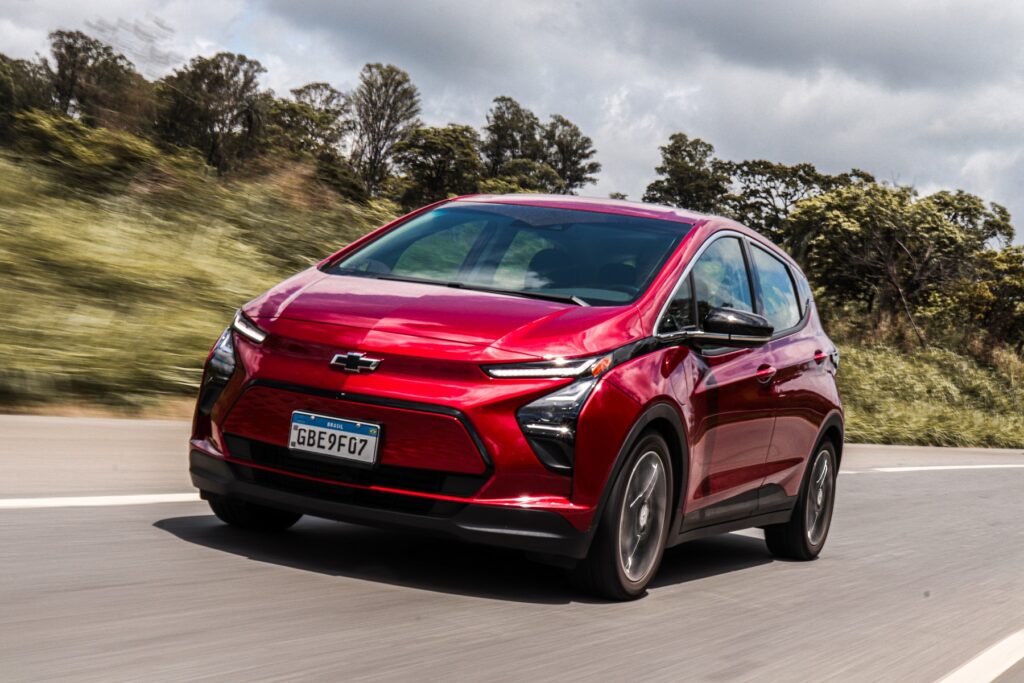 Chevrolet Bolt EV 2023 vermelho de frente em movimento