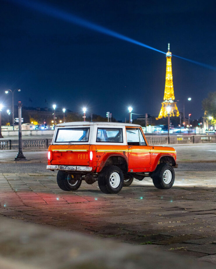 Ford Bronco de Villeneuve em rua de Paris