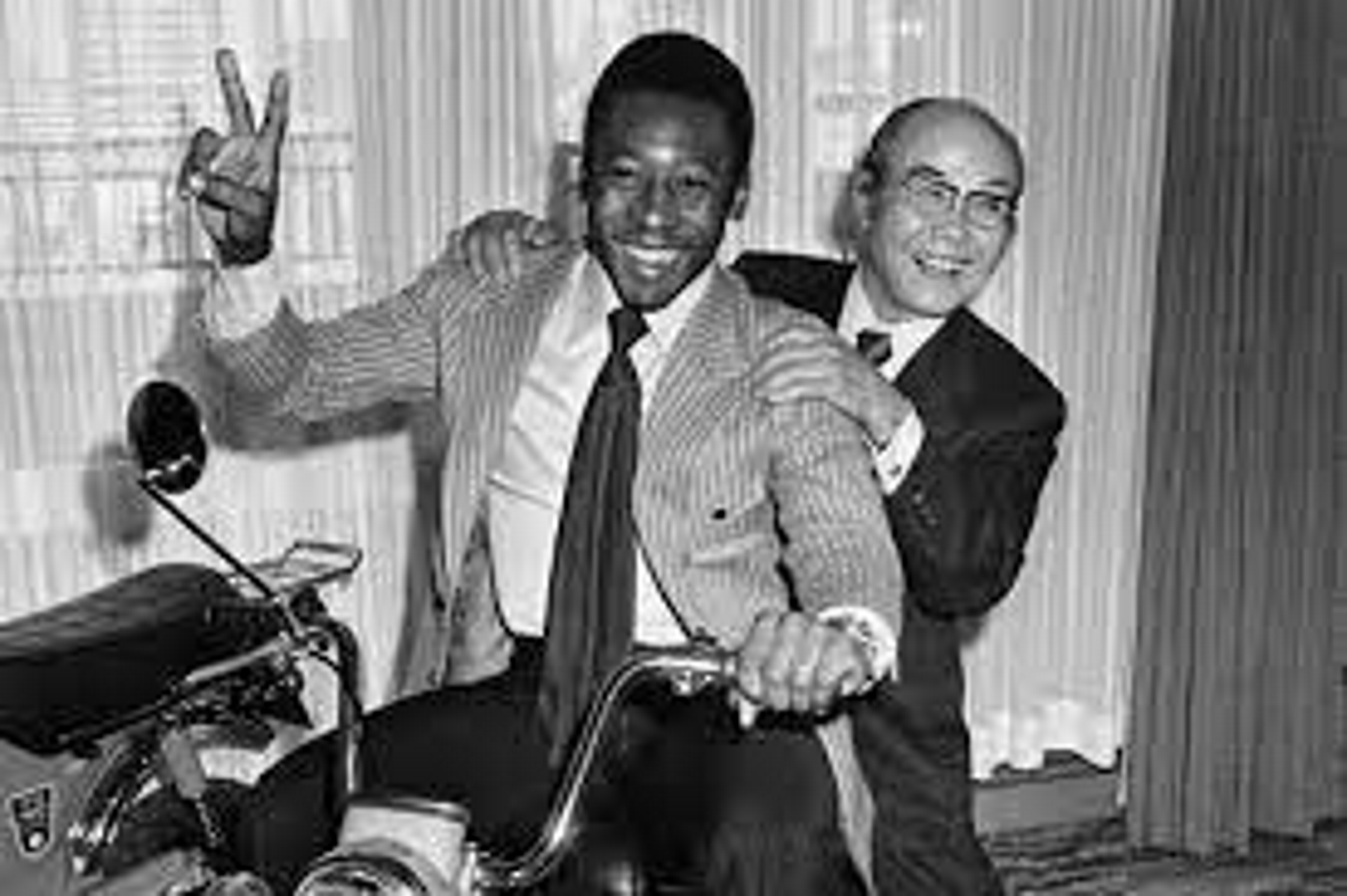 Pelé e Soichiro Honda sobre uma moto Honda CG 125