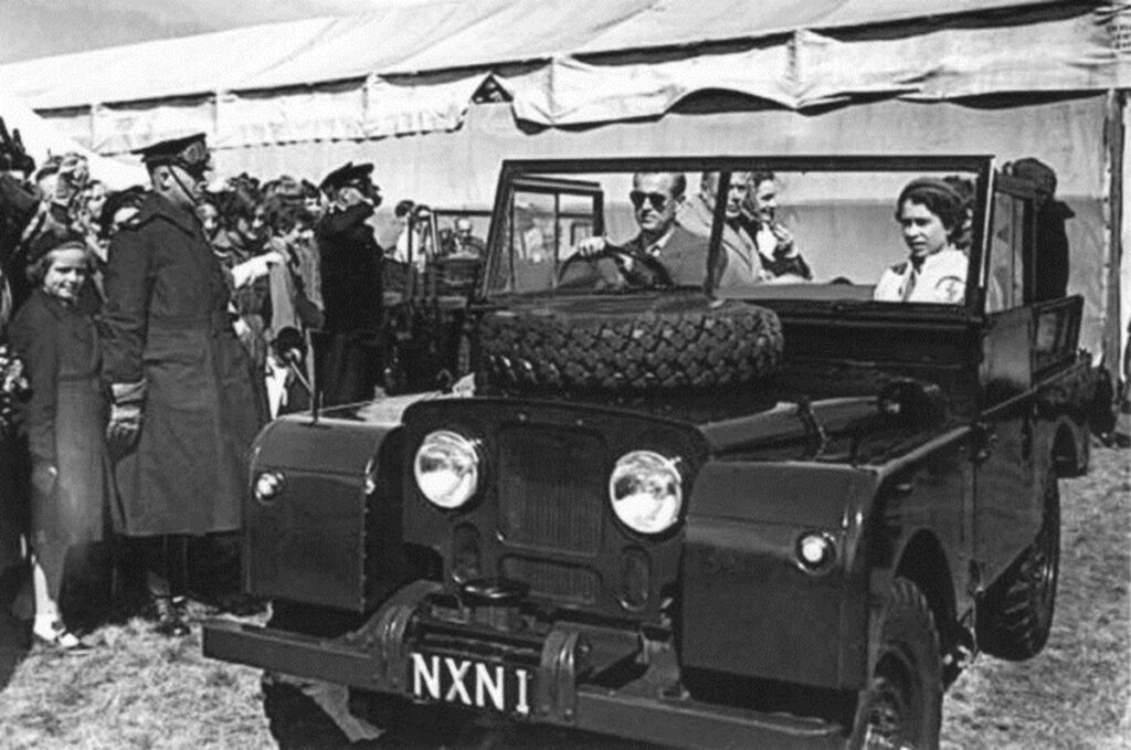 Foto antiga que mostra o Série 1 do Rei George VI. No banco do motorista, há o príncipe Philip e, ao lado, a Rainha Elizabeth II, no banco do passageiro.