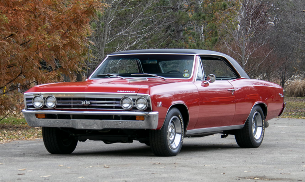 Chevrolet Chevelle SS 1967 vermelho de frente estacionado