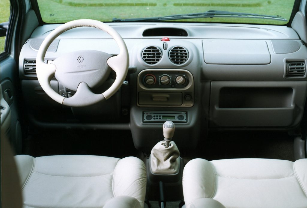 Interior do Renault Twingo; modelo está comemorando 30 anos.