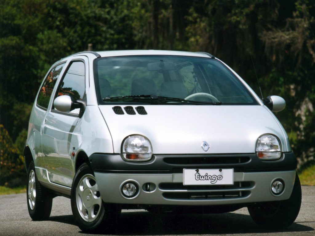 Renault Twingo prata de frente; modelo está comemorando 30 anos.