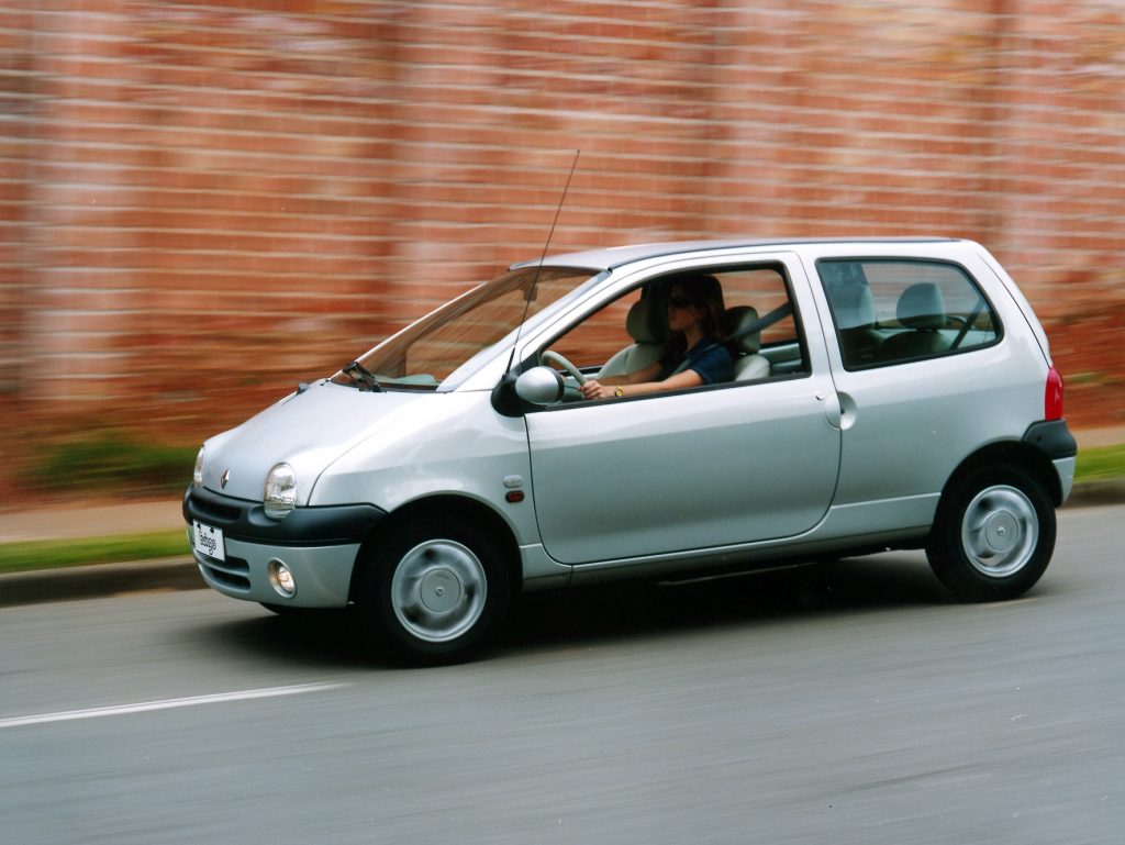 Renault Twingo prata em movimento; modelo está comemorando 30 anos.