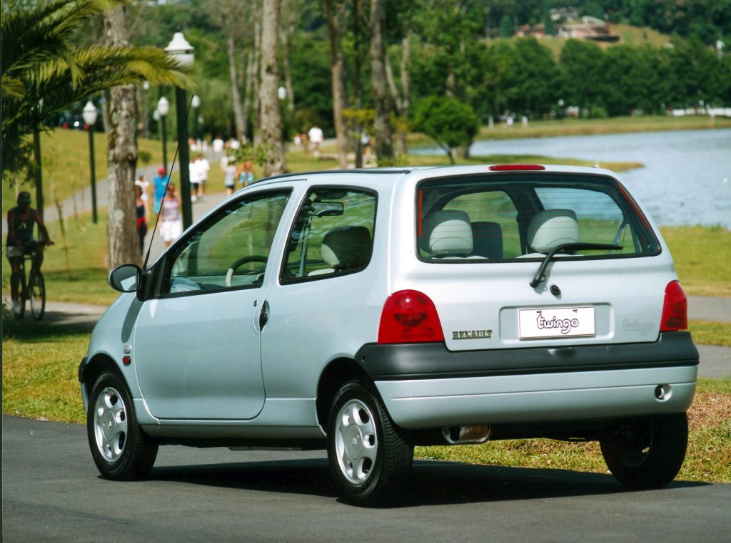 Renault Twingo prata de traseira; modelo está comemorando 30 anos.