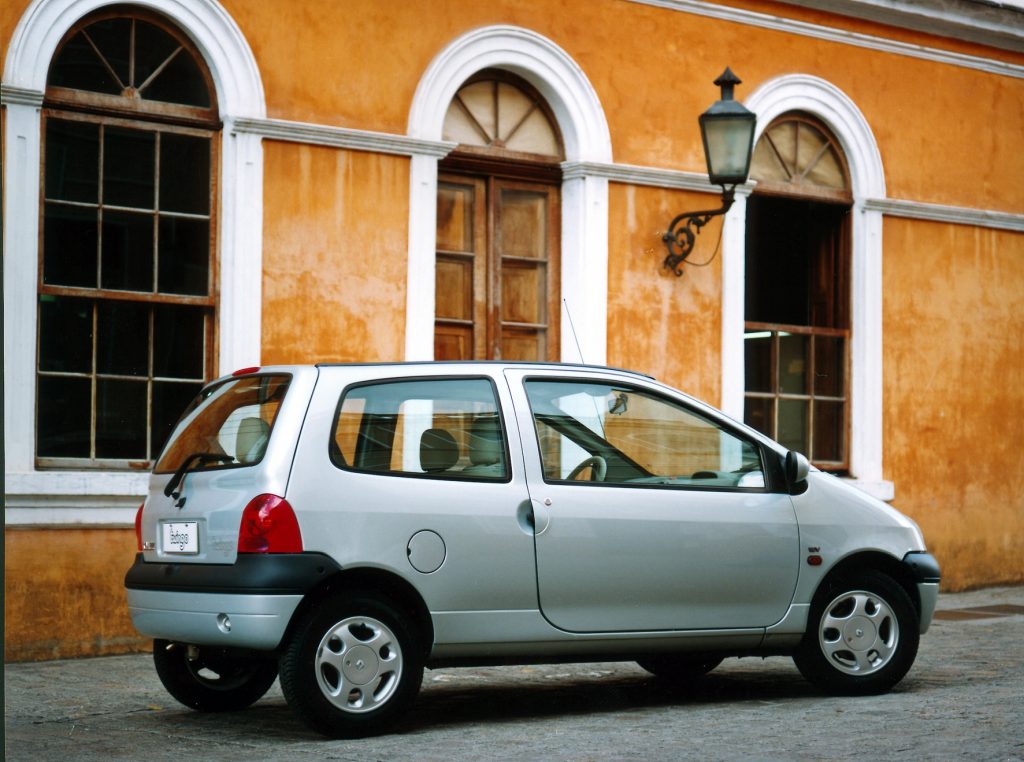 Renault Twingo prata de lado; modelo está comemorando 30 anos.