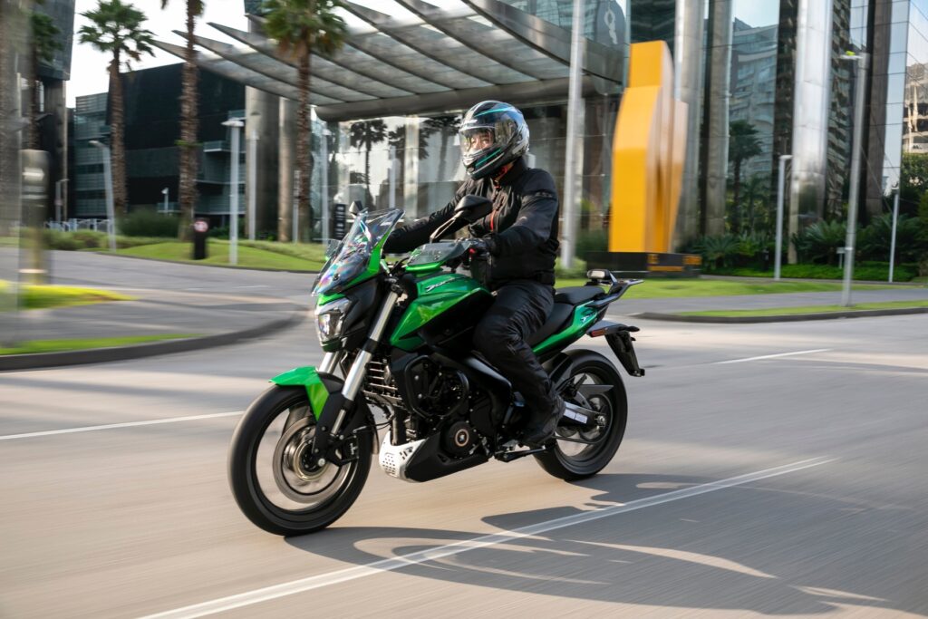 Bajaj Dominar 400 moto indiana verde em movimento de frente no asfalto