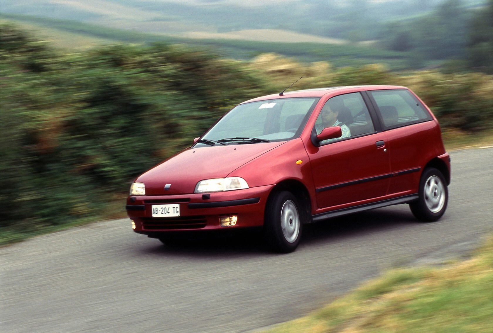 Fiat Punto GT 1993 vermelho de frente fazendo curva