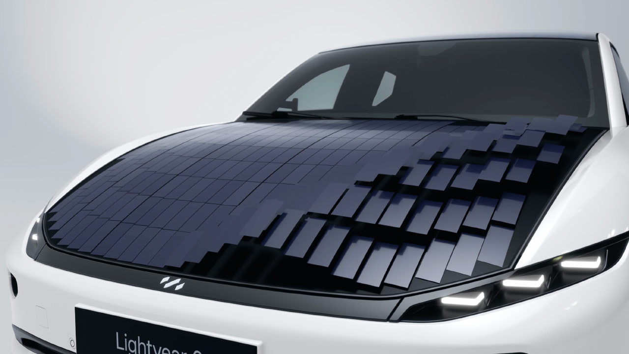 Esse carro elétrico traz placas solares na superfície do teto