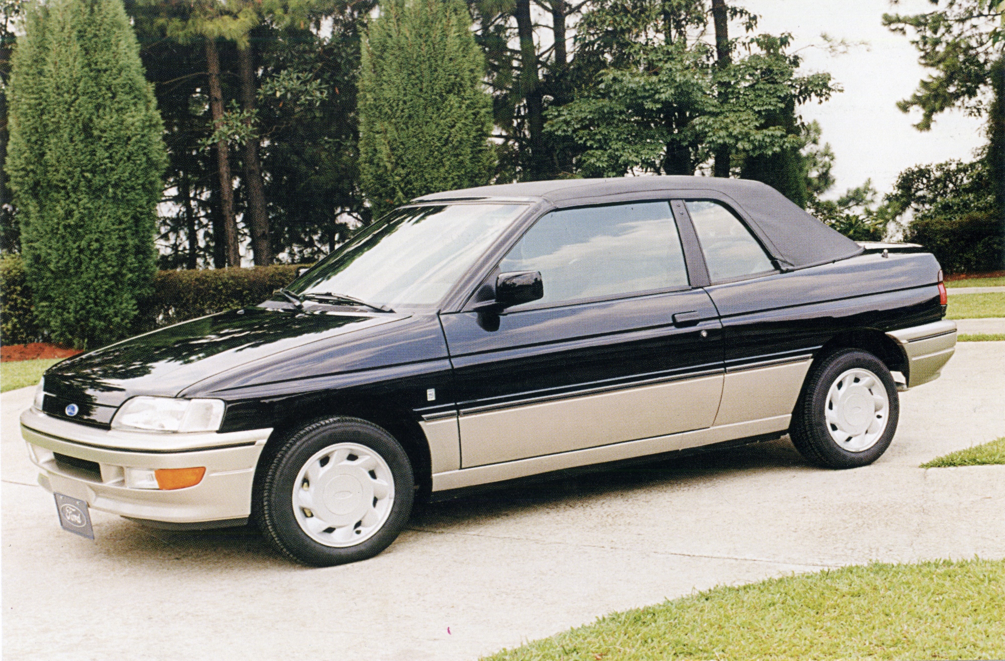 Ford Escort XR3 conversível de frente; modelo está na lista de carros que podem receber placa preta a partir de 2023.