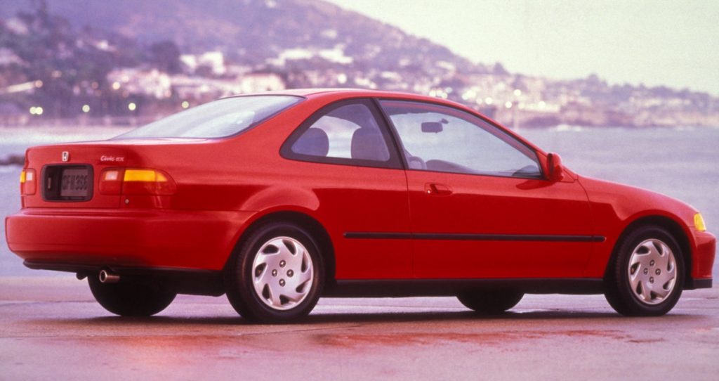 Honda Civic Coupé vermelho de traseira; modelo já pode receber a placa preta.