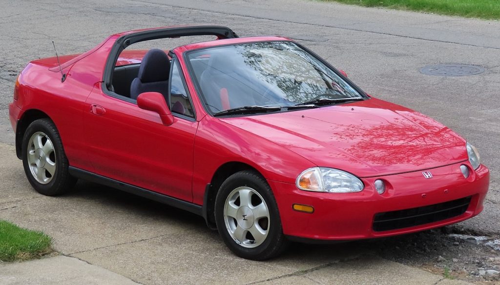 Honda Civic targa vermelho de traseira; modelo já pode receber a placa preta.