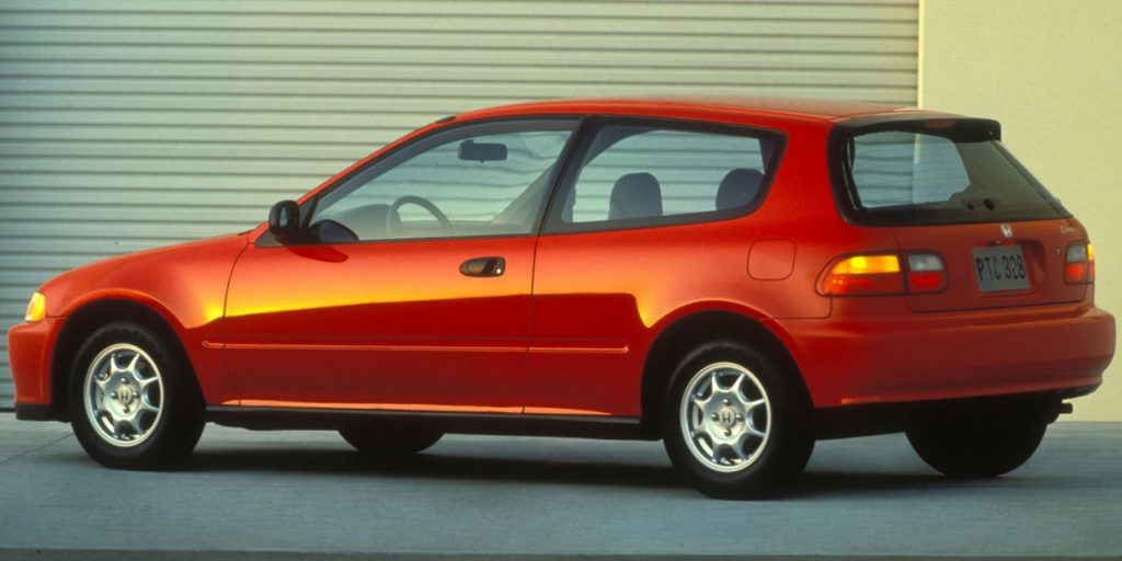 Honda Civic hatch vermelho de traseira; modelo já pode receber a placa preta.