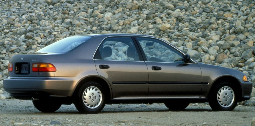 Honda Civic Sedan prata de traseira; modelo já pode receber a placa preta.