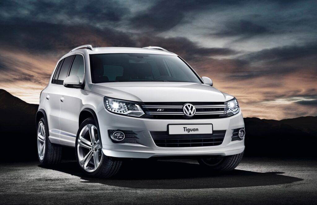 Volkswagen Tiguan R-Line modelo 2012 prata de frente no asfalto