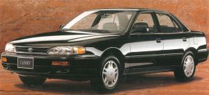 Toyota Camry modelo 1992 preto de frente no estúdio
