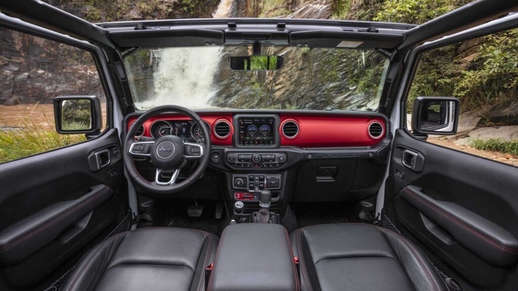 Parte interna da frente do Jeep Wrangler 2023.