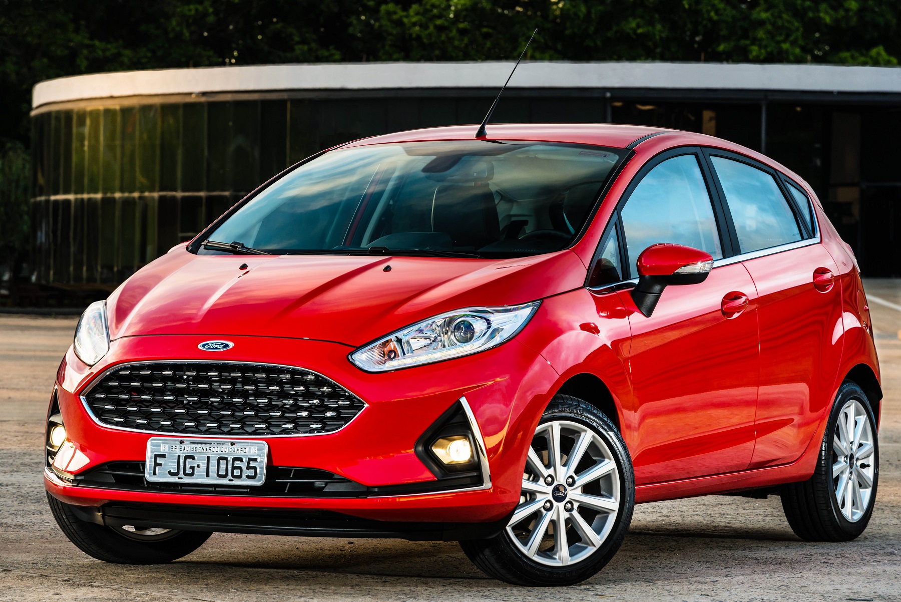 Ford Fiesta 2018 vermelho visto de frente e estacionado