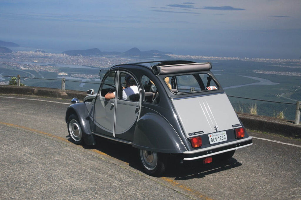 Citroën 2CV branco e cinza de traseira