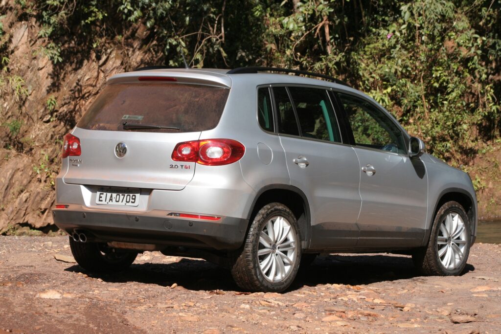 Volkswagen Tiguan 2.0 TSI modelo 2009 prata de traseira na terra beira do rio