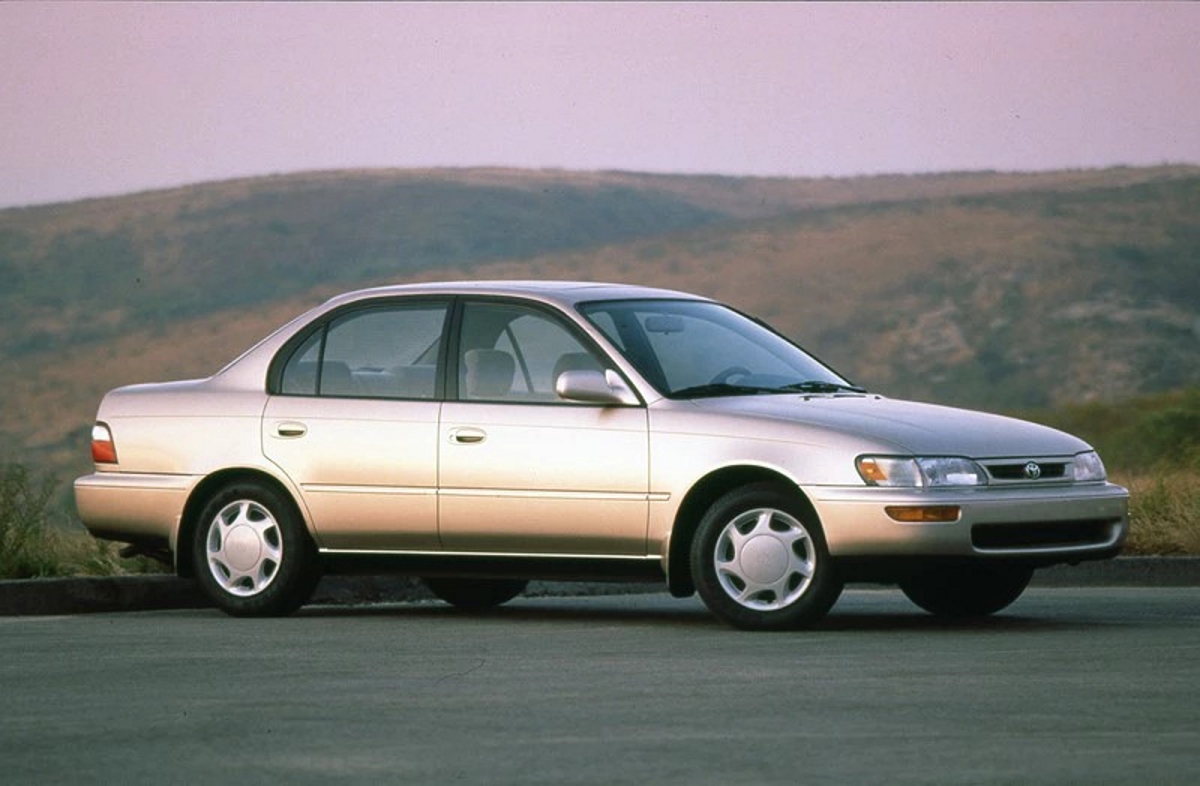 Toyota Corolla 1991 de frente; modelo já pode receber a placa preta.