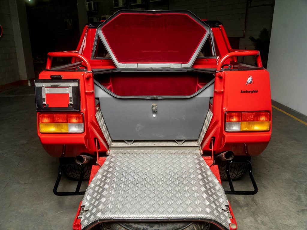 Porta-malas da Lamborghini LM002, a Rambo Lambo, ano 1991 vermelha.