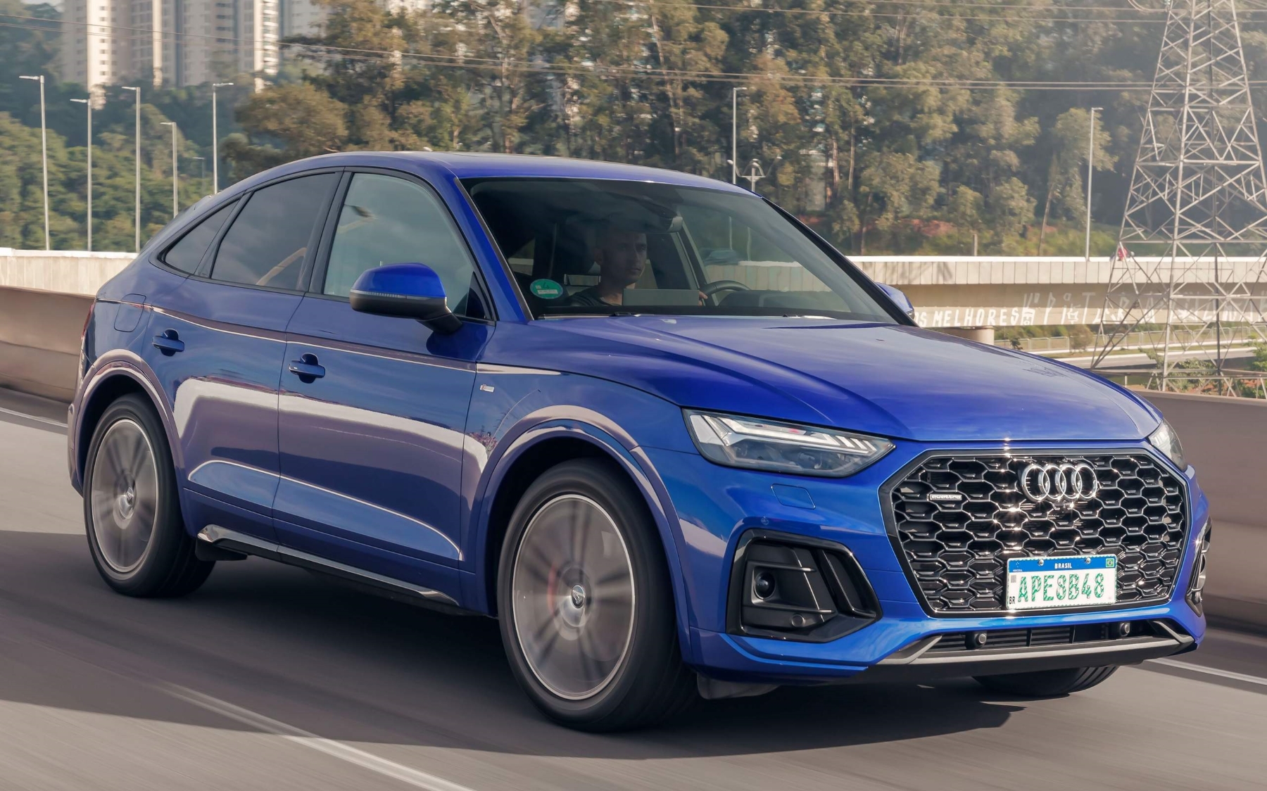 Audi-Q5-2023-PHEV suv híbrido azul de frente no asfalto