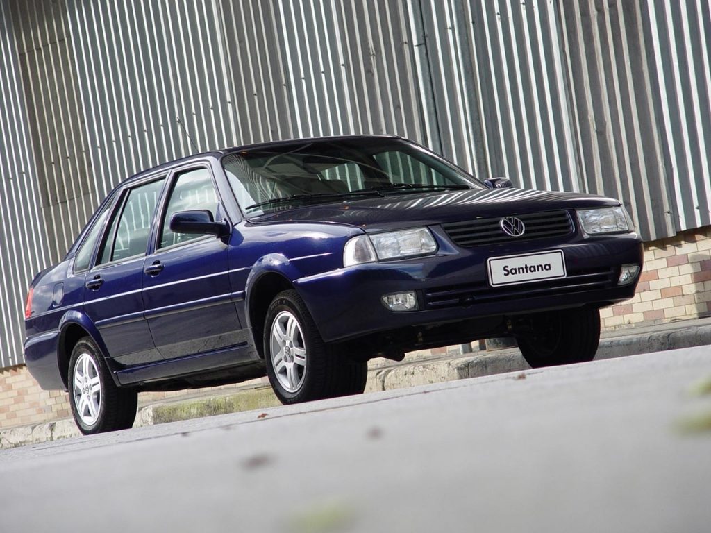 Novo Volkswagen Santana azul de frente; modelo já pode receber a placa preta.