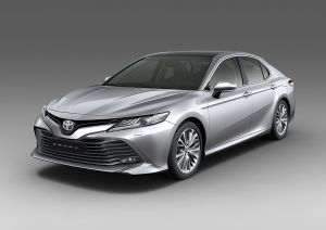 Toyota Camry modelo 2017 oitava geração prata de frente no estúdio