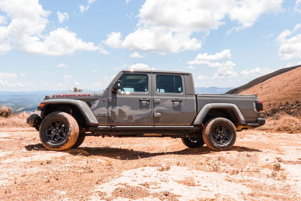 Jeep Gladiator Rubicon 3.6 V6 modelo 2022 cinza de lateral na terra estático