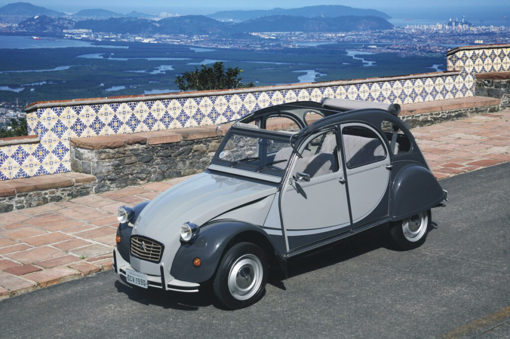 Citroën 2CV branco e cinza de frente