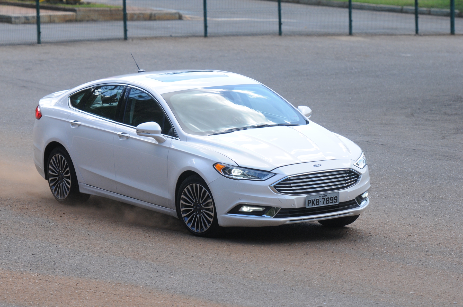 O modelo 2015 do Ford Fusion equipado com motor 2.0 Ecoboost e tração AWD