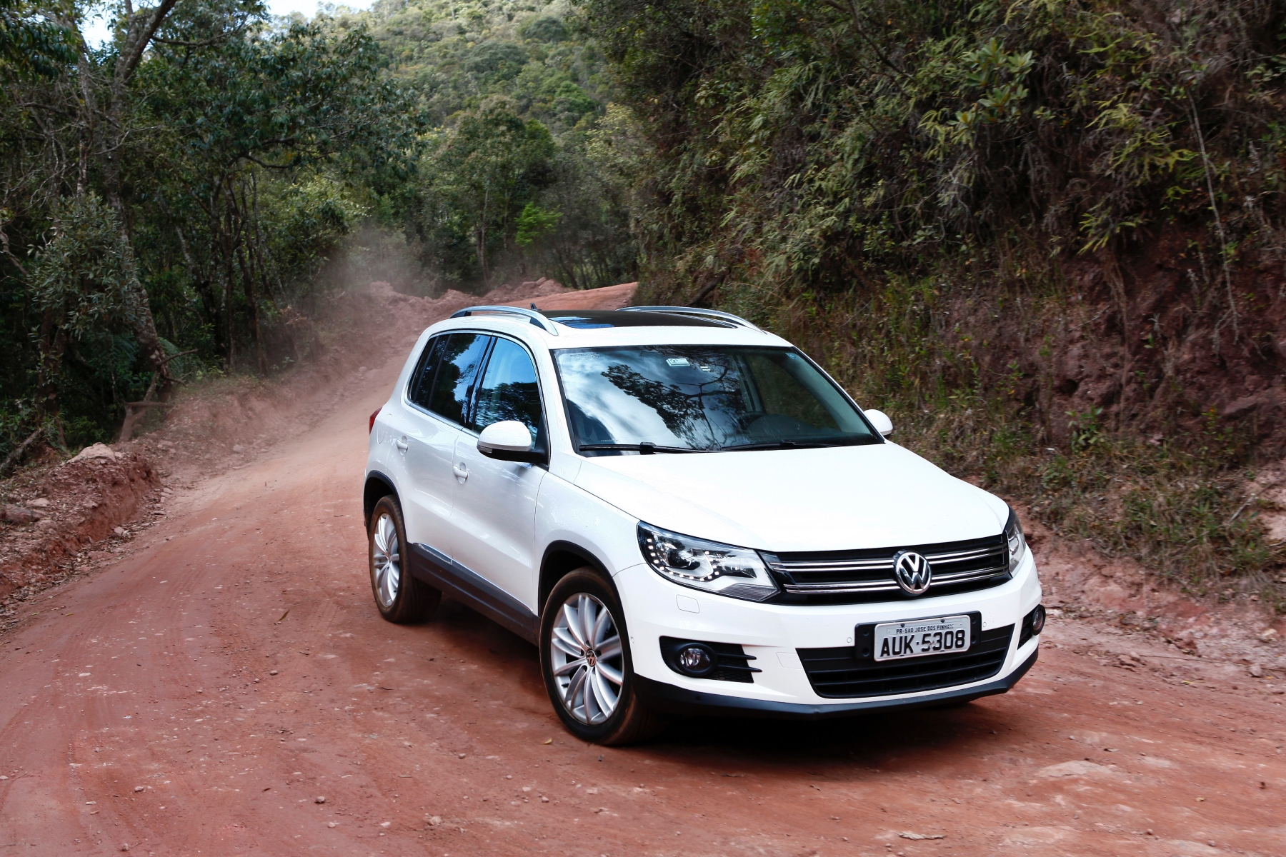 Volkswagen Tiguan 1.4 TSI modelo 2012 branco de frente estrada de terra