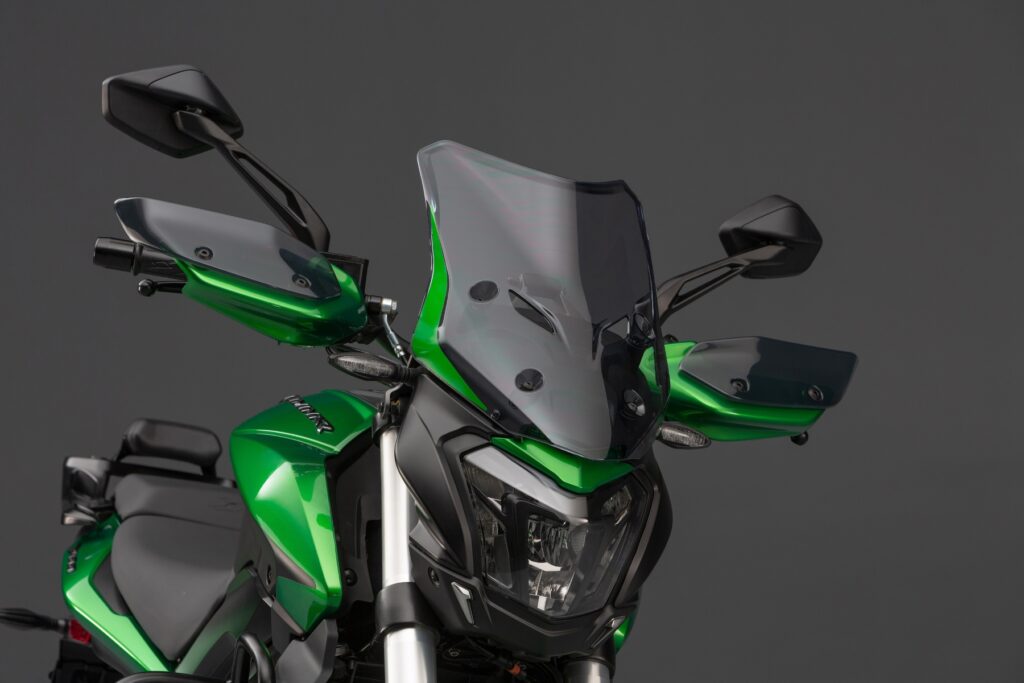Bajaj Dominar 400 moto indiana verde de frente detalhe farol no estúdio
