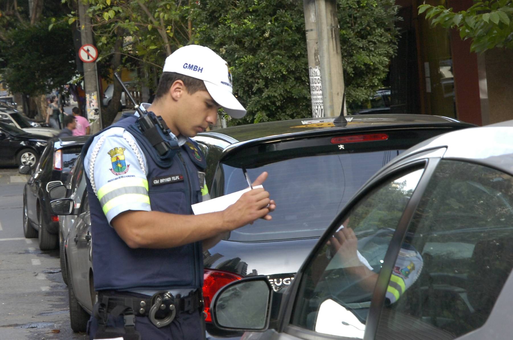 Guarda Municipal aplica multa a carro estacionado em rua; para matéria sobre variação no preço do seguro